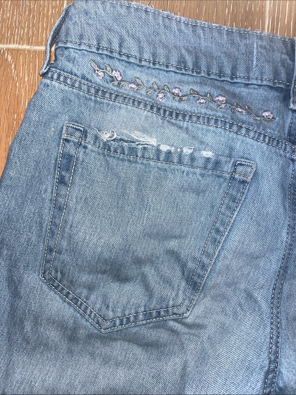 Hollister Low-Rise Baggy Jeans - Light Wash Denim with Embroidery - Picture 6 of 8